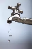 "לחץ מים הוא בעצם הלחץ שמפעילים המים על הצינורות בהם הם זורמים"